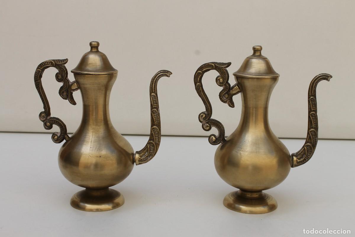 Antig&uuml;edades: PAREJA DE TETERAS DECORATIVAS DE BRONCE - Foto 1
