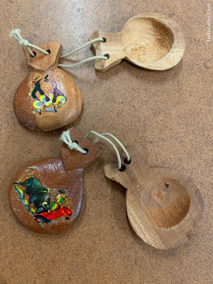 Antig&uuml;edades: Antiguas casta&ntilde;uelas infantiles talladas a mano. De madera. Miden unos 5x4cms