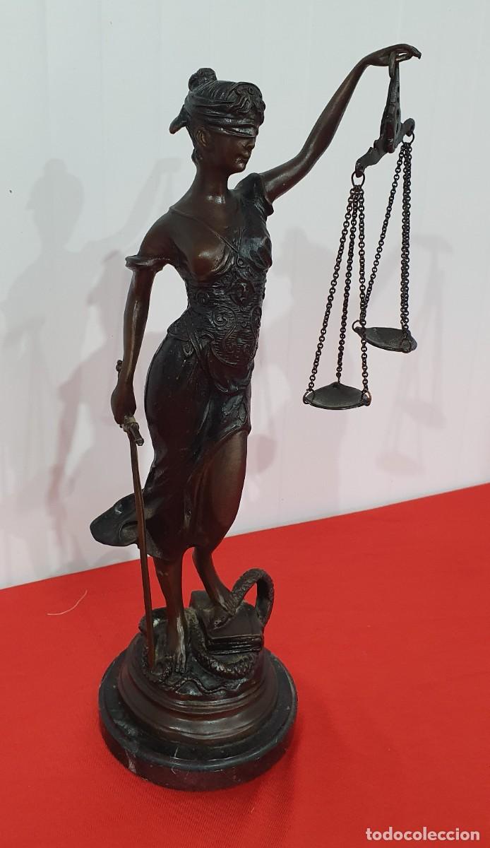 Antig&uuml;edades: Figura de bronce mujer con balanza y espada - Foto 1