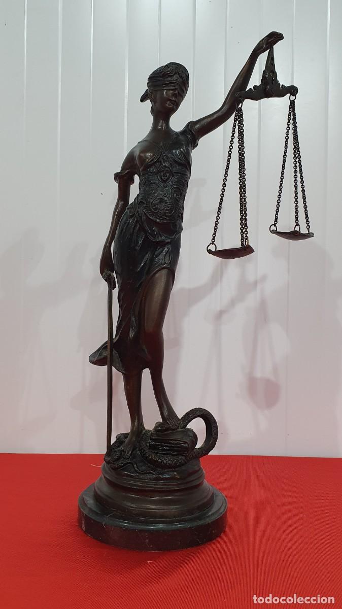 Antig&uuml;edades: Figura de bronce mujer con balanza y espada - Foto 2