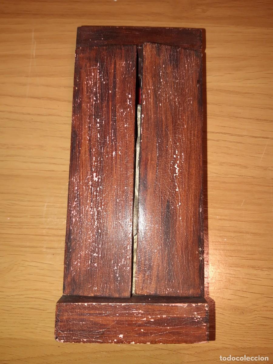 Antig&uuml;edades: CAPILLA DE MADERA CON LA VIRGEN - Foto 3