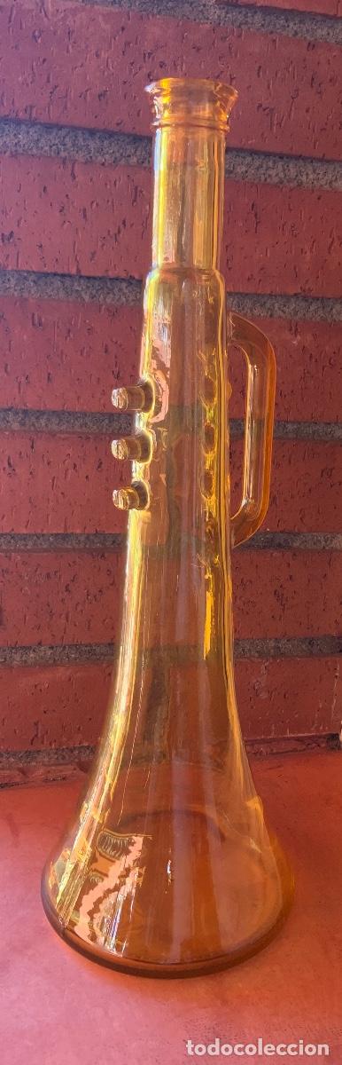 Antig&uuml;edades: Botella de cristal amarillo con forma de trompeta. - Foto 1