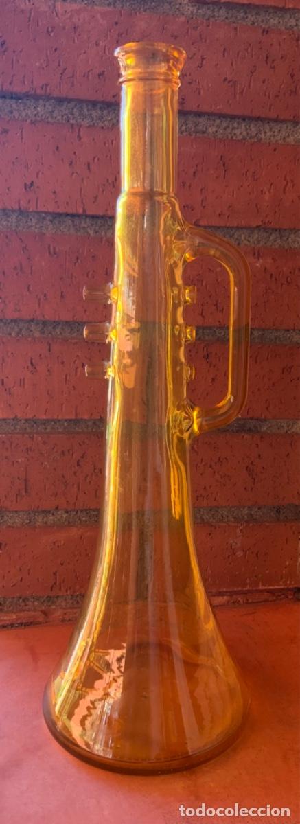Antig&uuml;edades: Botella de cristal amarillo con forma de trompeta. - Foto 2