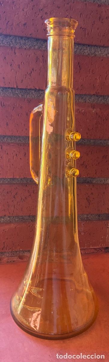 Antig&uuml;edades: Botella de cristal amarillo con forma de trompeta. - Foto 3