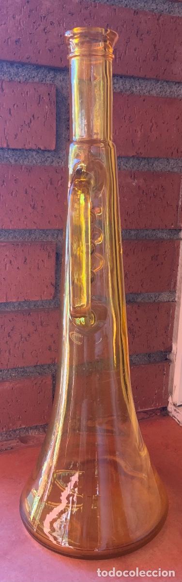 Antig&uuml;edades: Botella de cristal amarillo con forma de trompeta. - Foto 6