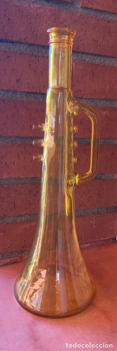 Antig&uuml;edades: Botella de cristal amarillo con forma de trompeta. - Foto 7
