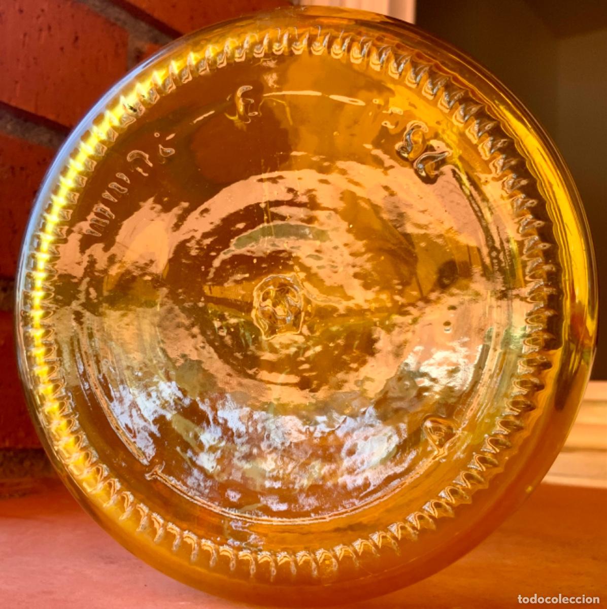 Antig&uuml;edades: Botella de cristal amarillo con forma de trompeta. - Foto 9