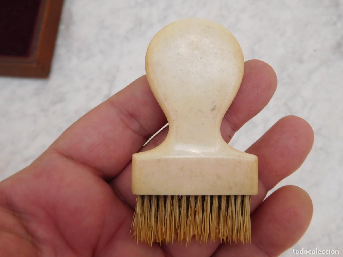 Antig&uuml;edades: Cepillo antiguo de marfil - Foto 1