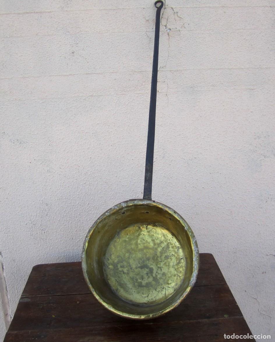 Antig&uuml;edades: Gran cazo de laton, con mango de forja remachado - Foto 1