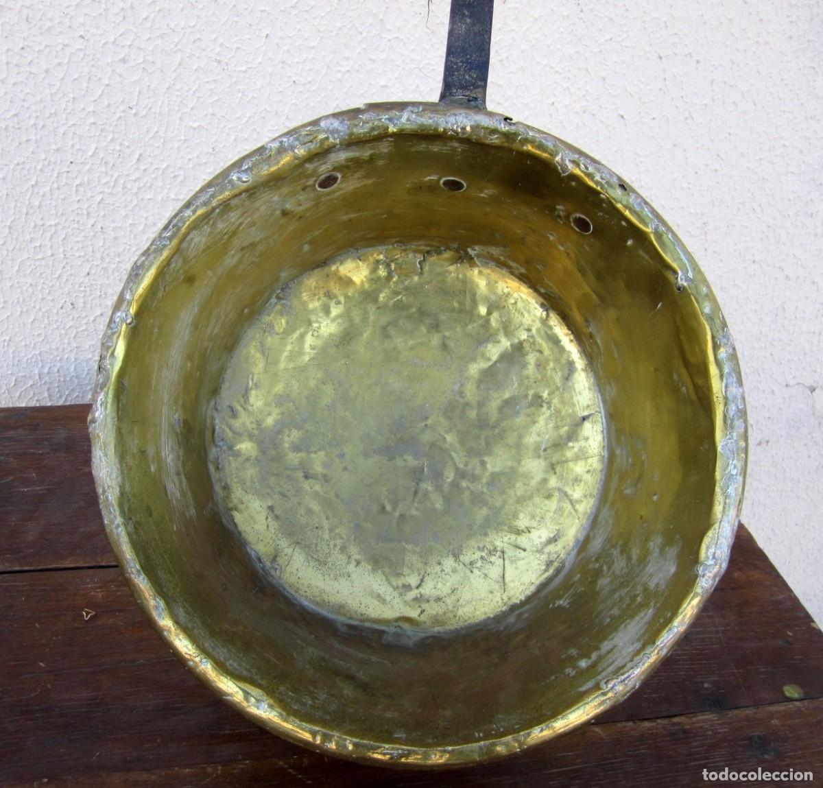 Antig&uuml;edades: Gran cazo de laton, con mango de forja remachado - Foto 2