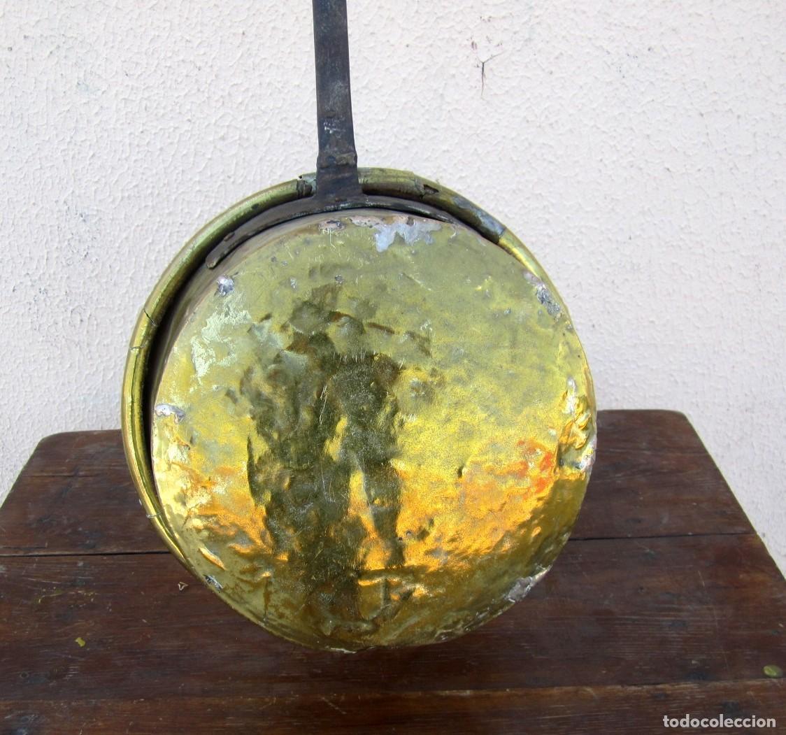 Antig&uuml;edades: Gran cazo de laton, con mango de forja remachado - Foto 3