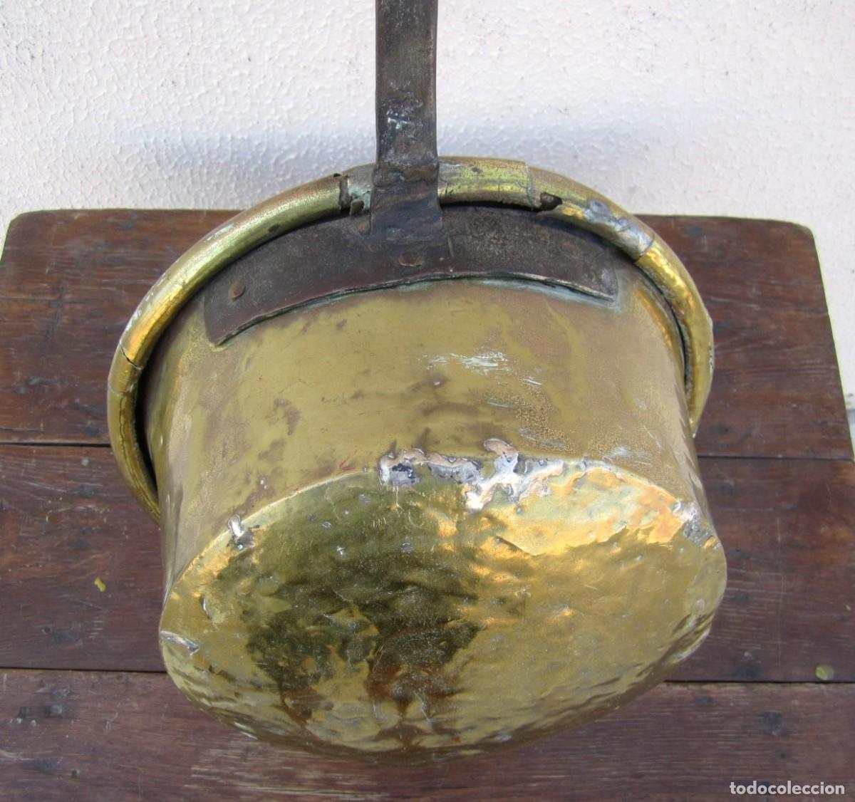Antig&uuml;edades: Gran cazo de laton, con mango de forja remachado - Foto 4