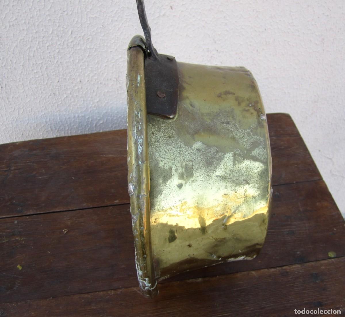 Antig&uuml;edades: Gran cazo de laton, con mango de forja remachado - Foto 5