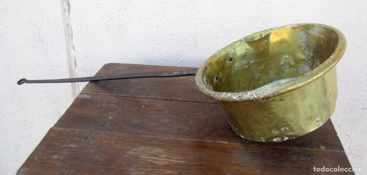 Antig&uuml;edades: Gran cazo de laton, con mango de forja remachado - Foto 6