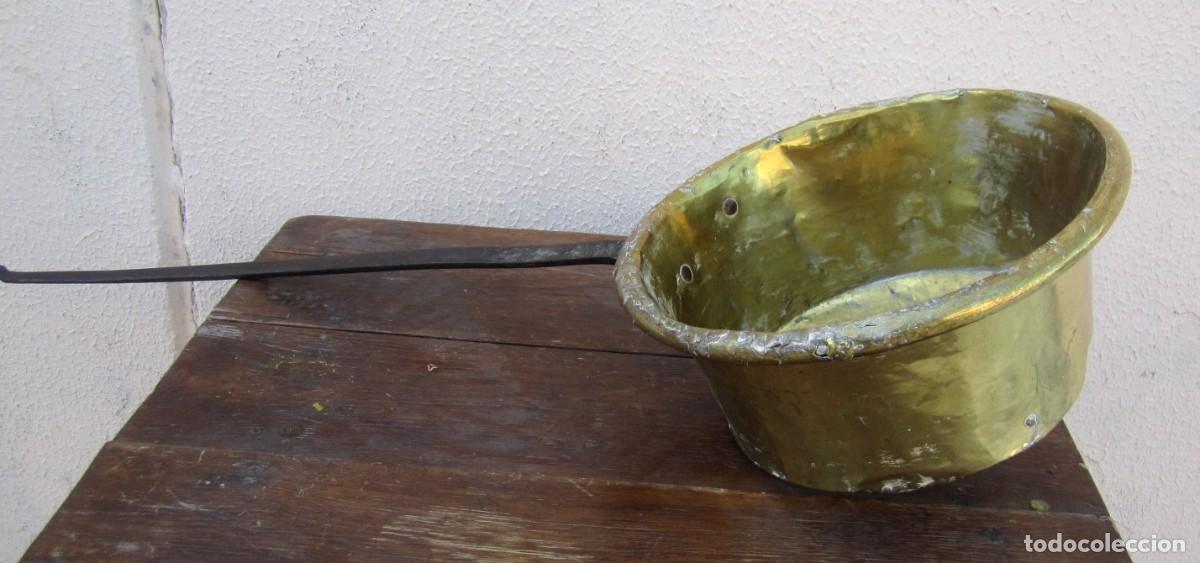 Antig&uuml;edades: Gran cazo de laton, con mango de forja remachado - Foto 7
