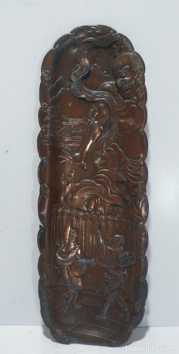 Antig&uuml;edades: BANDEJA CON RELIEVE CON PERSONAJES - Foto 1