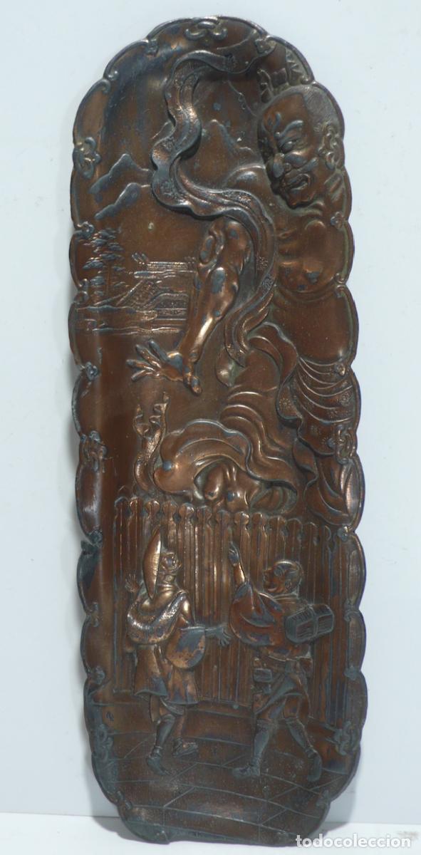 Antig&uuml;edades: BANDEJA CON RELIEVE CON PERSONAJES - Foto 3