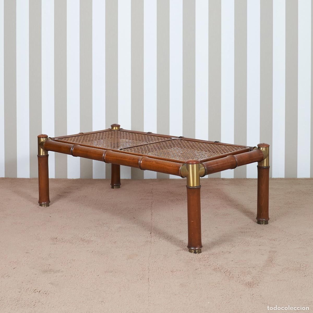 Antig&uuml;edades: Mesa de madera, lat&oacute;n y tapa de rat&aacute;n - Foto 1