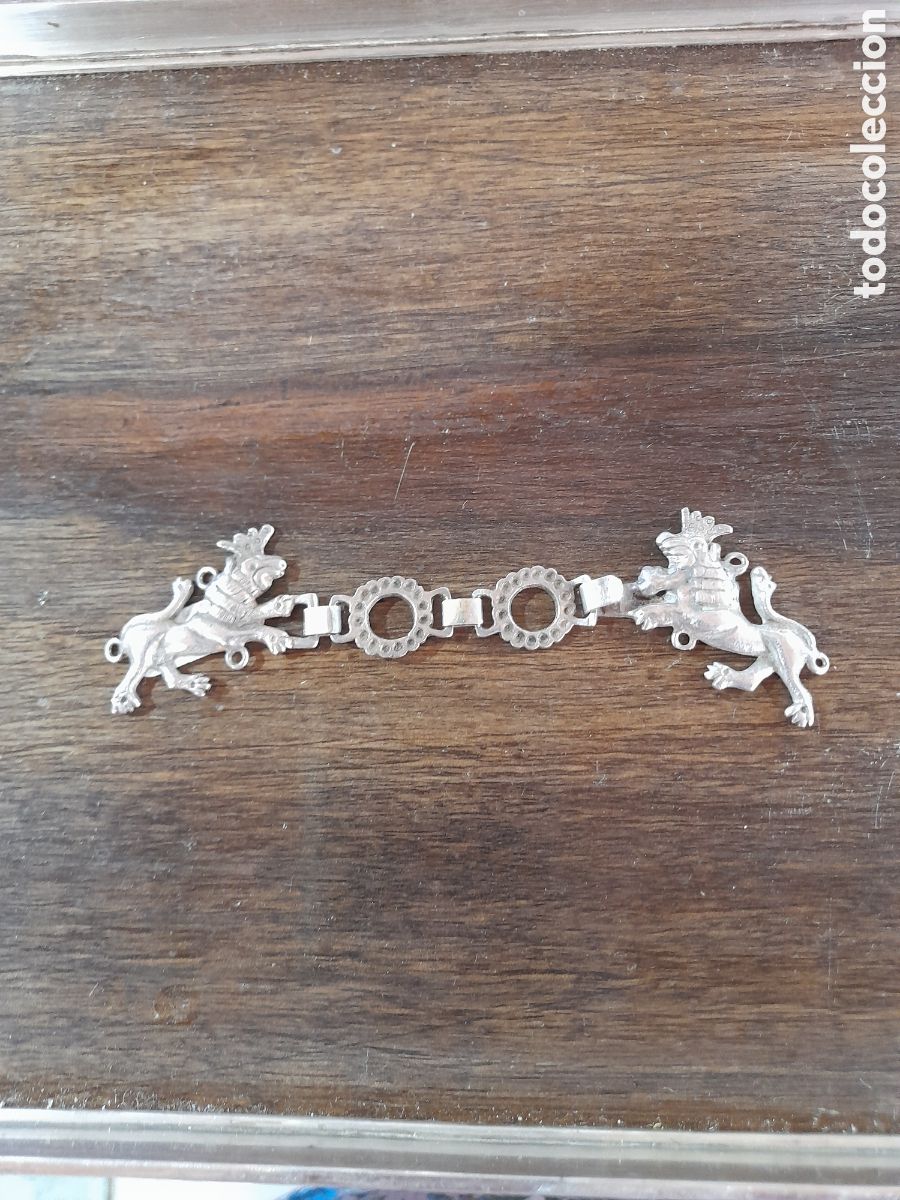 Antig&uuml;edades: Cierre capa con leones, de plata - Foto 6