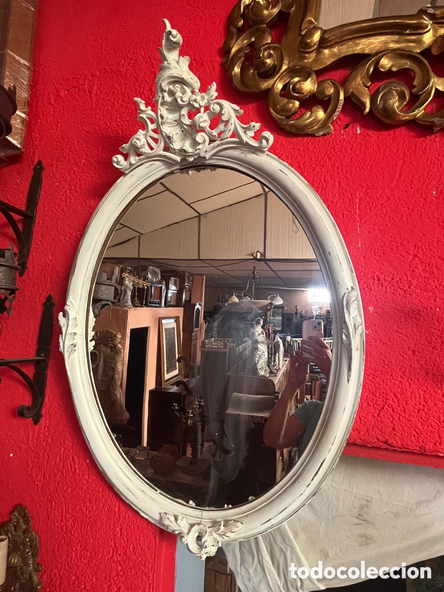 Antig&uuml;edades: W Bonito espejo de madera con copete en blanco. - Foto 1