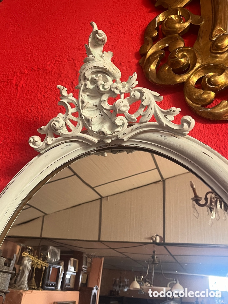 Antig&uuml;edades: W Bonito espejo de madera con copete en blanco. - Foto 4