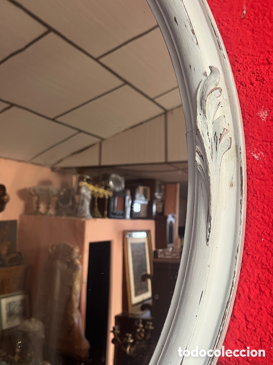 Antig&uuml;edades: W Bonito espejo de madera con copete en blanco. - Foto 5
