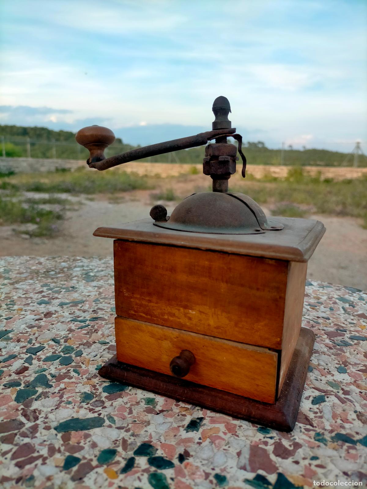 Antig&uuml;edades: Antiguo molinillo de caf&eacute; de madera y hierro color marr&oacute;n coffee grinder a&ntilde;os 40-50