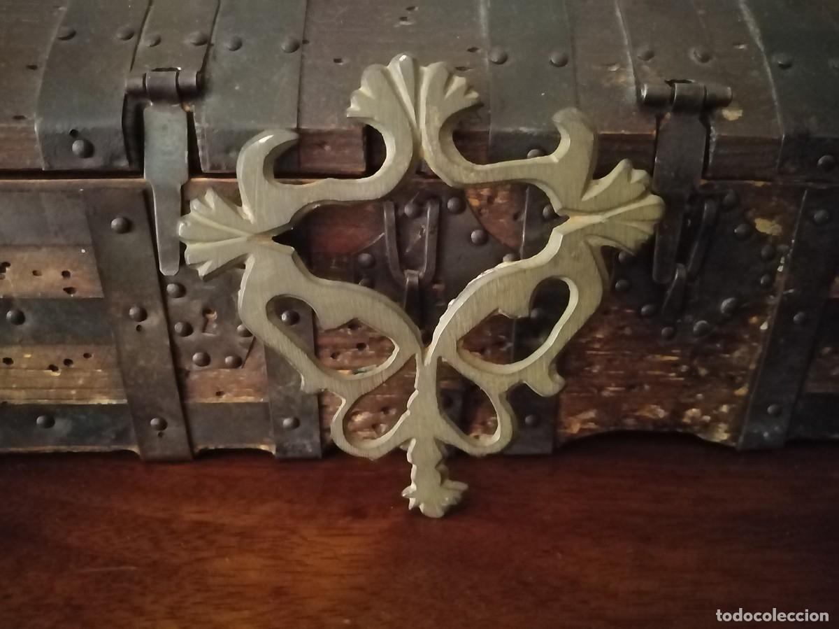 Antig&uuml;edades: Ornamento medieval 8,2 x 8,5 cm.