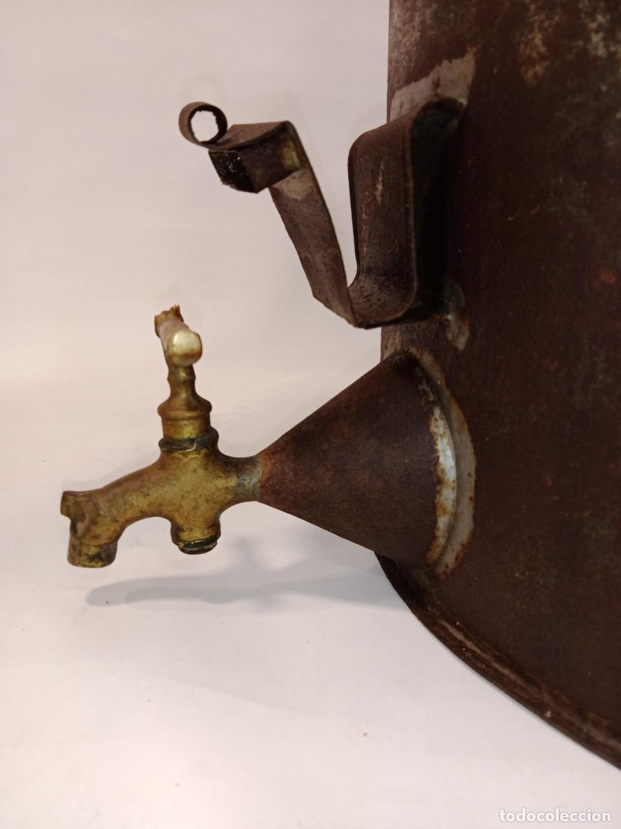 Antig&uuml;edades: Aceitera de lata con grifo de lat&oacute;n - Foto 2