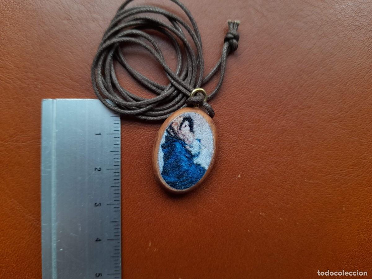 Antig&uuml;edades: Medalla de madera Virgen - Foto 1