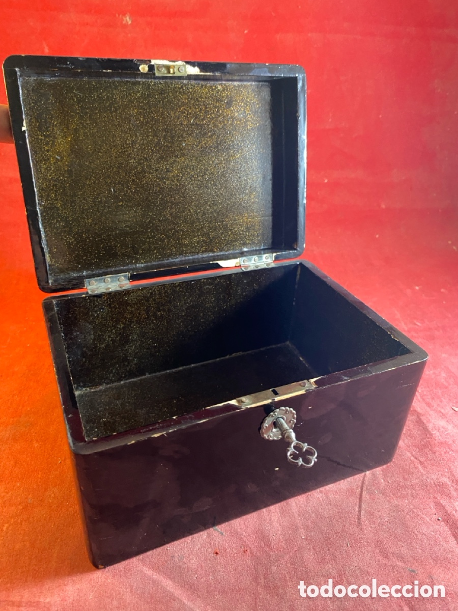 Antig&uuml;edades: Caja madera lacada con llave - Foto 2