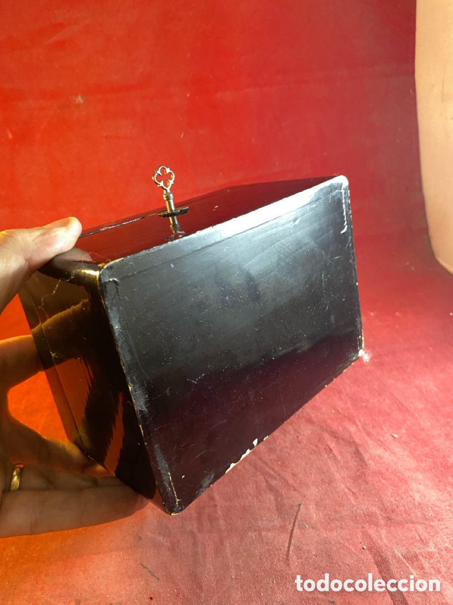 Antig&uuml;edades: Caja madera lacada con llave - Foto 5