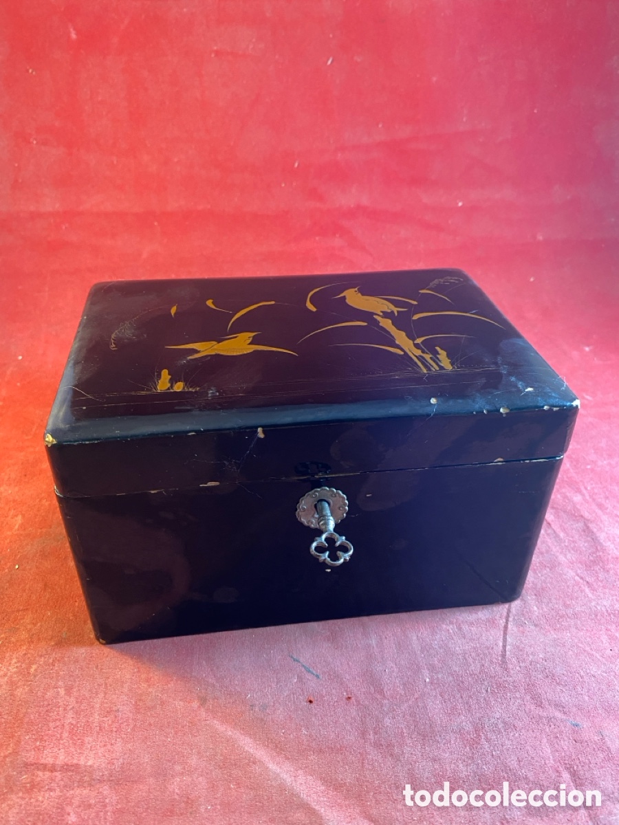 Antig&uuml;edades: Caja madera lacada con llave - Foto 1