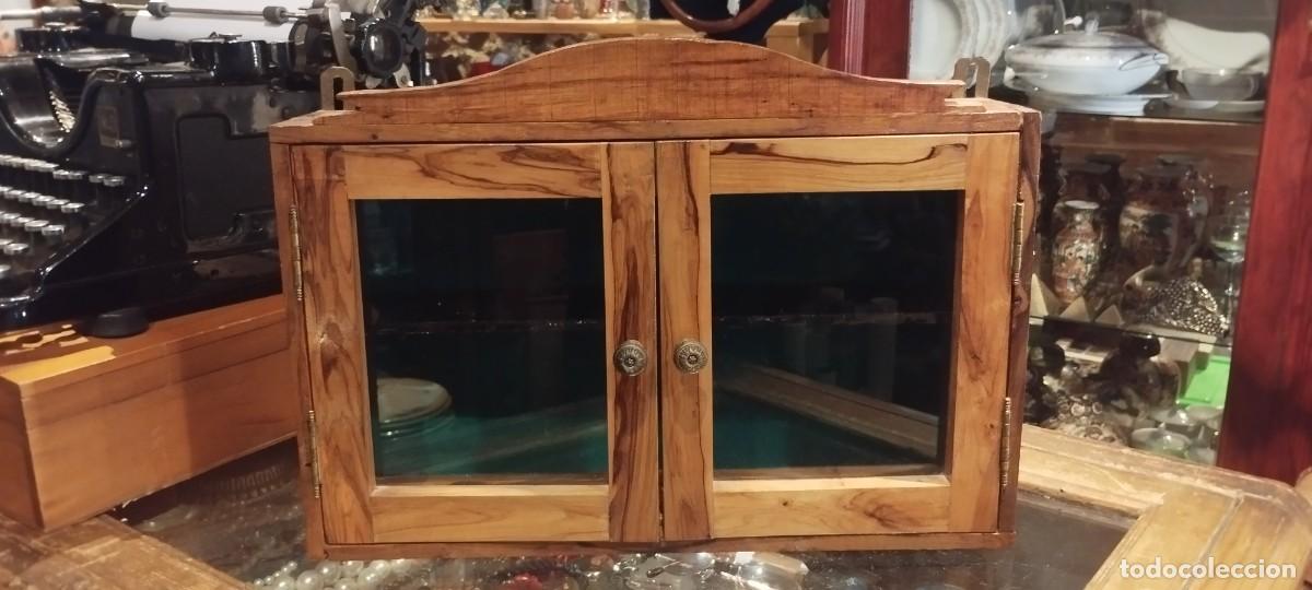 Antig&uuml;edades: Vitrina artesanal de madera - Foto 1