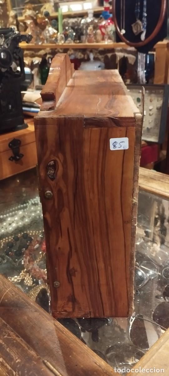 Antig&uuml;edades: Vitrina artesanal de madera - Foto 2