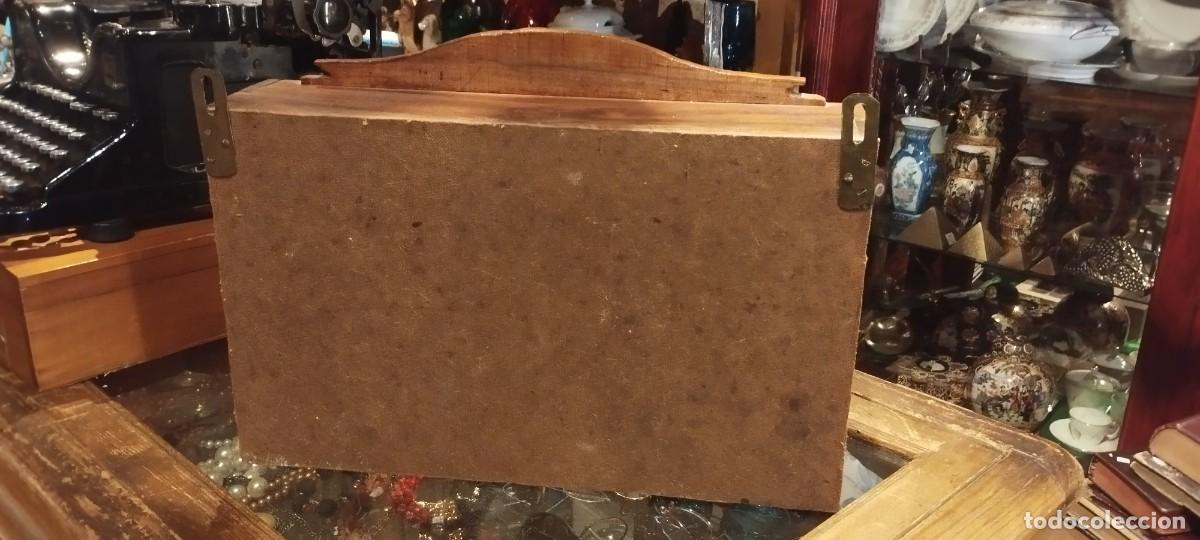 Antig&uuml;edades: Vitrina artesanal de madera - Foto 3
