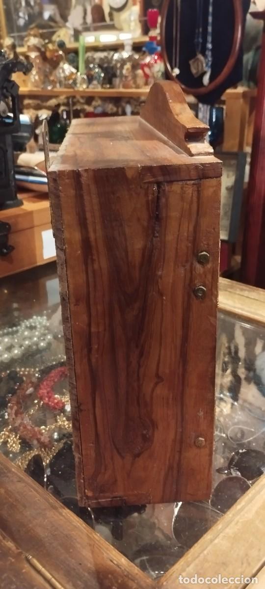 Antig&uuml;edades: Vitrina artesanal de madera - Foto 4