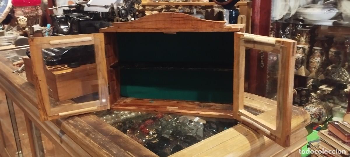 Antig&uuml;edades: Vitrina artesanal de madera - Foto 6