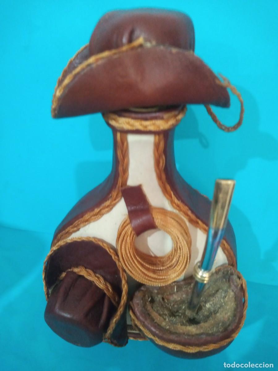 Antig&uuml;edades: BOTELLA LICORERA DECORADA EN PIEL URUGUAY - Foto 2
