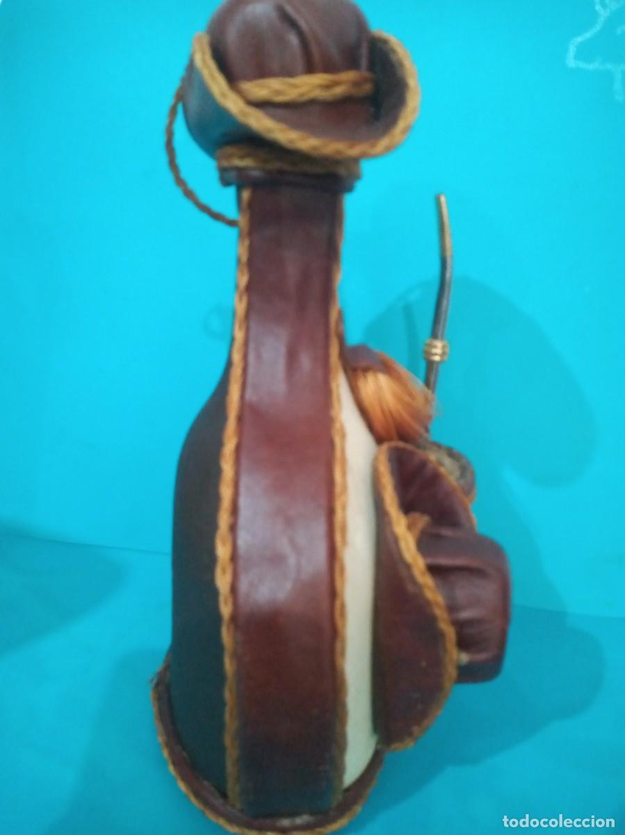 Antig&uuml;edades: BOTELLA LICORERA DECORADA EN PIEL URUGUAY - Foto 3