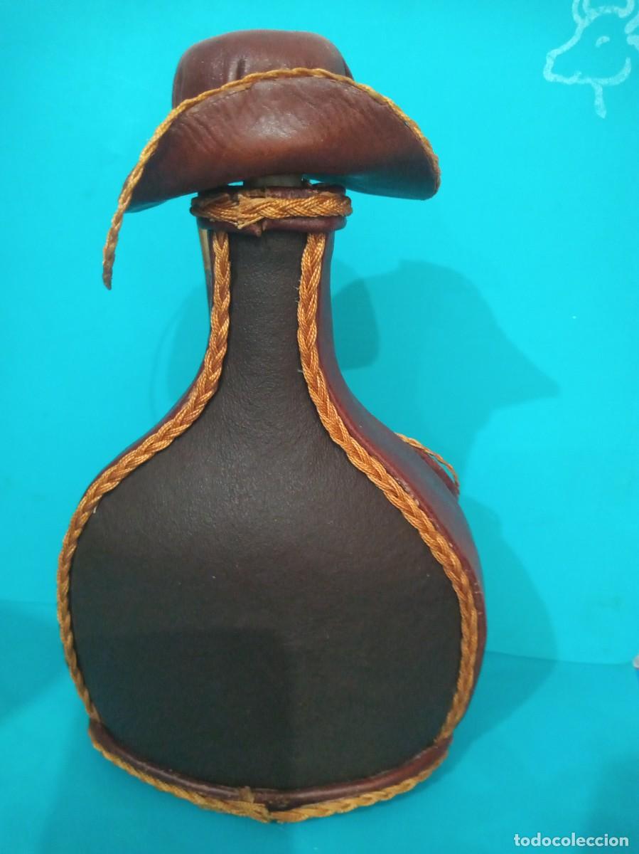 Antig&uuml;edades: BOTELLA LICORERA DECORADA EN PIEL URUGUAY - Foto 4
