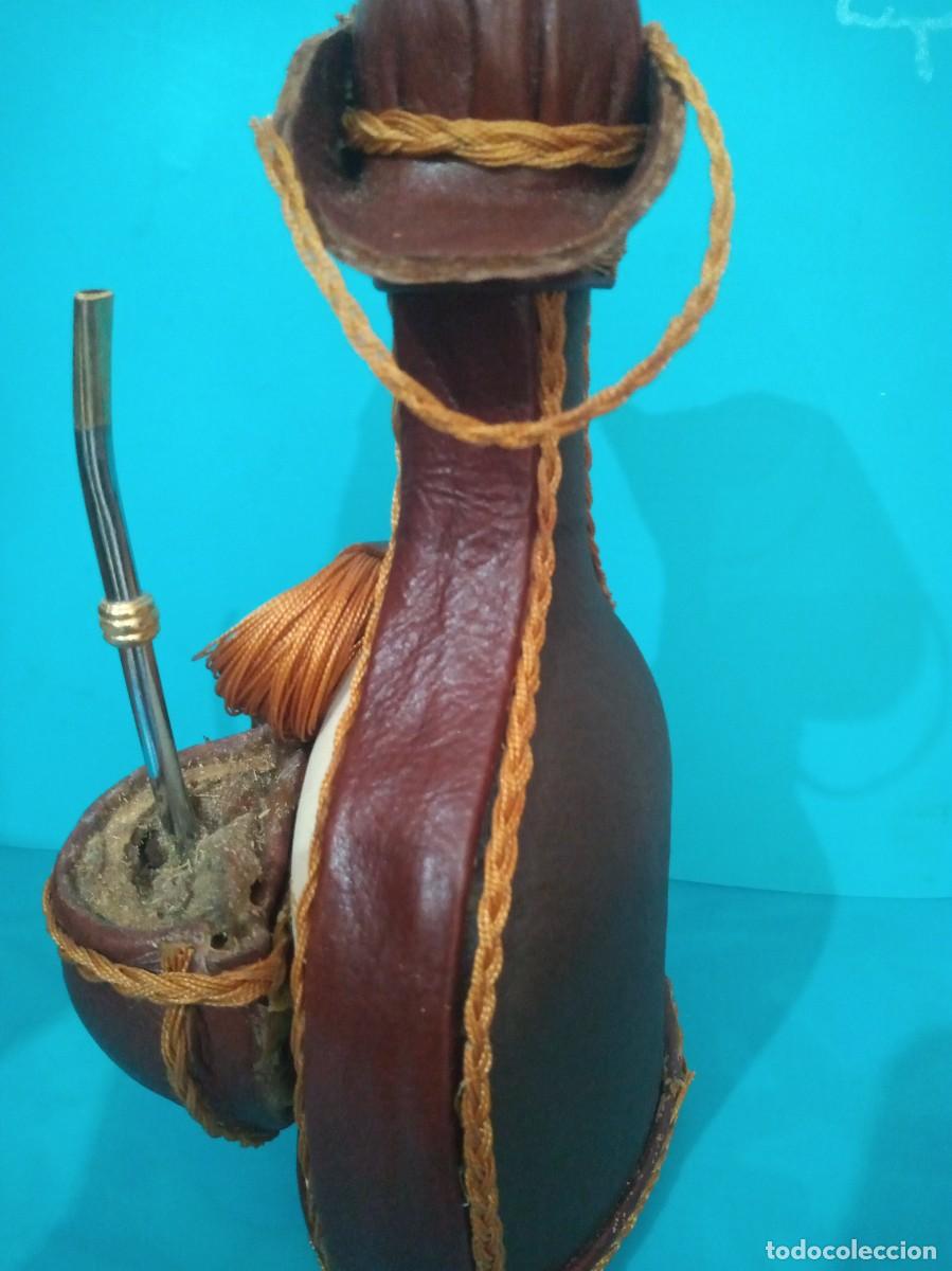 Antig&uuml;edades: BOTELLA LICORERA DECORADA EN PIEL URUGUAY - Foto 5