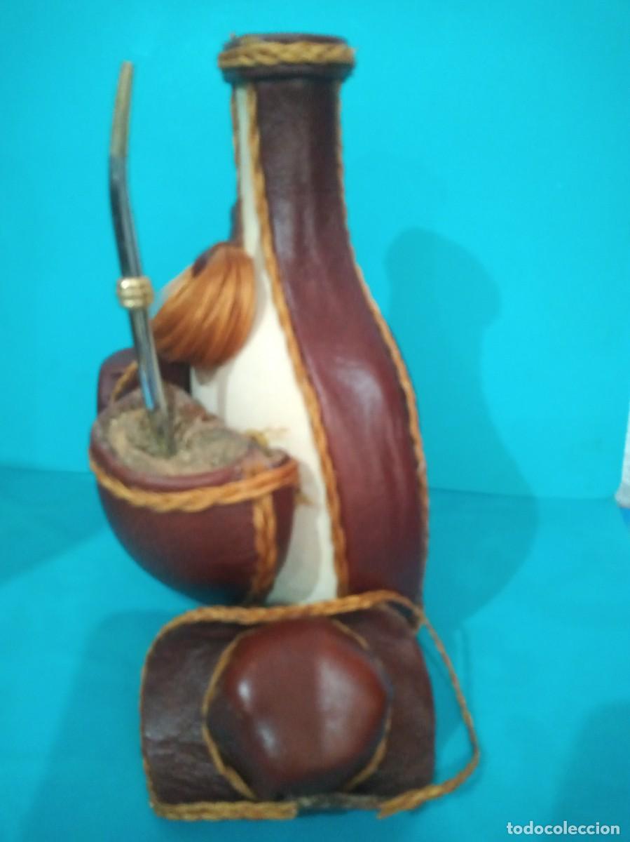 Antig&uuml;edades: BOTELLA LICORERA DECORADA EN PIEL URUGUAY - Foto 6