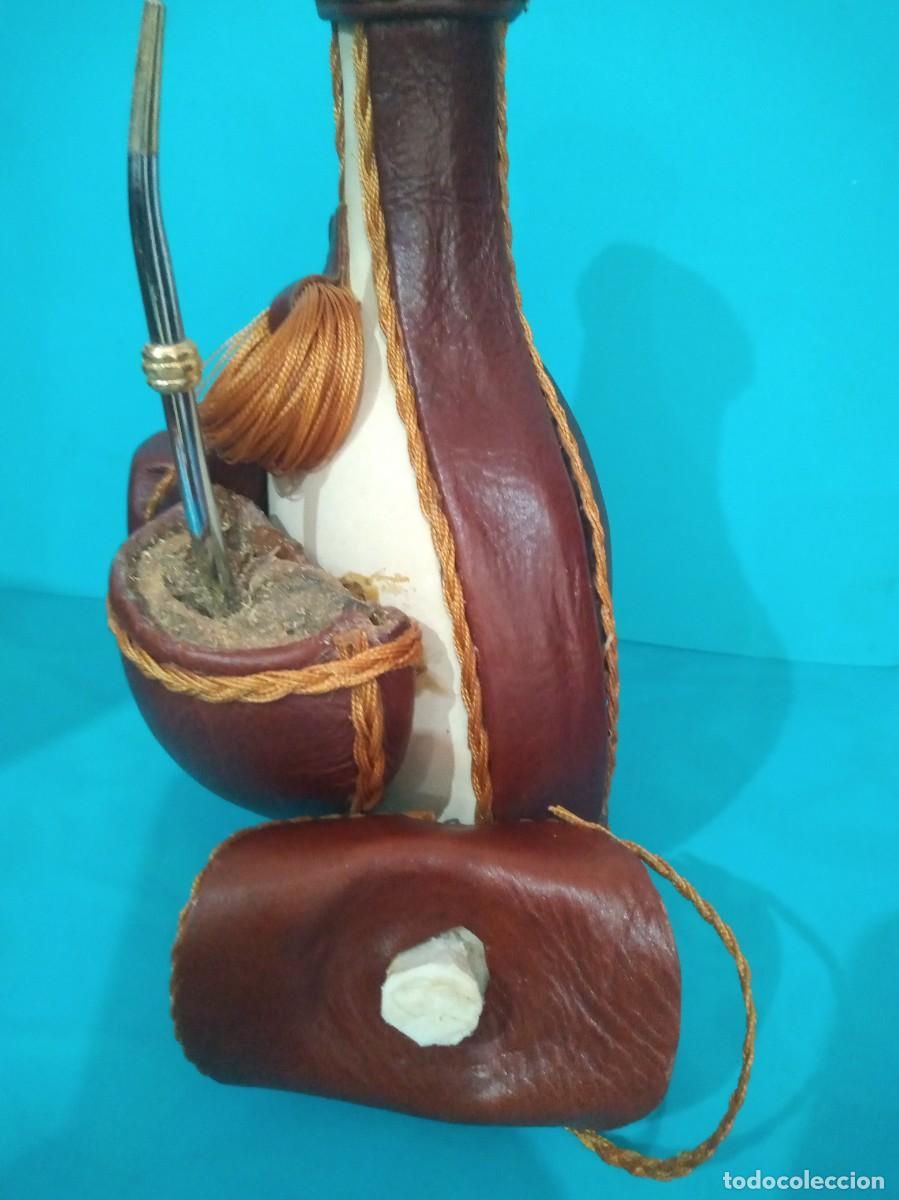 Antig&uuml;edades: BOTELLA LICORERA DECORADA EN PIEL URUGUAY - Foto 7