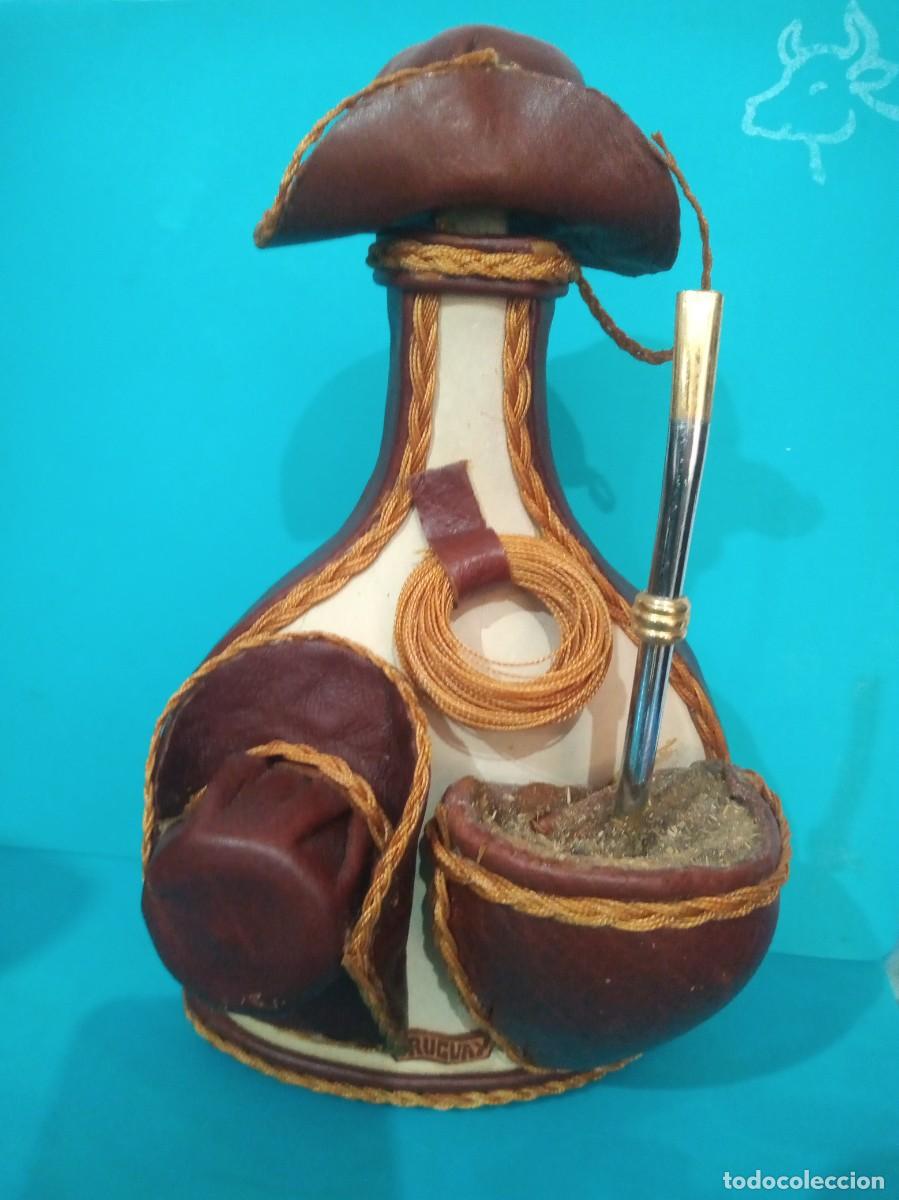 Antig&uuml;edades: BOTELLA LICORERA DECORADA EN PIEL URUGUAY - Foto 1