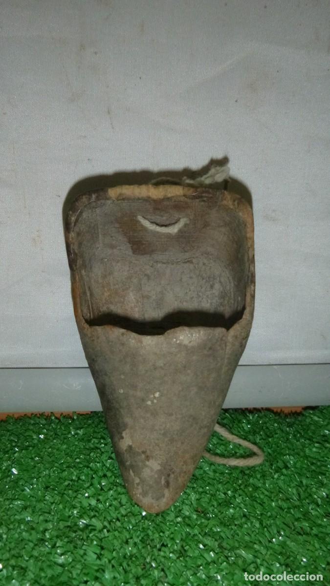 Antig&uuml;edades: ZOQUETA PROTECTOR PARA SEGADOR - Foto 1