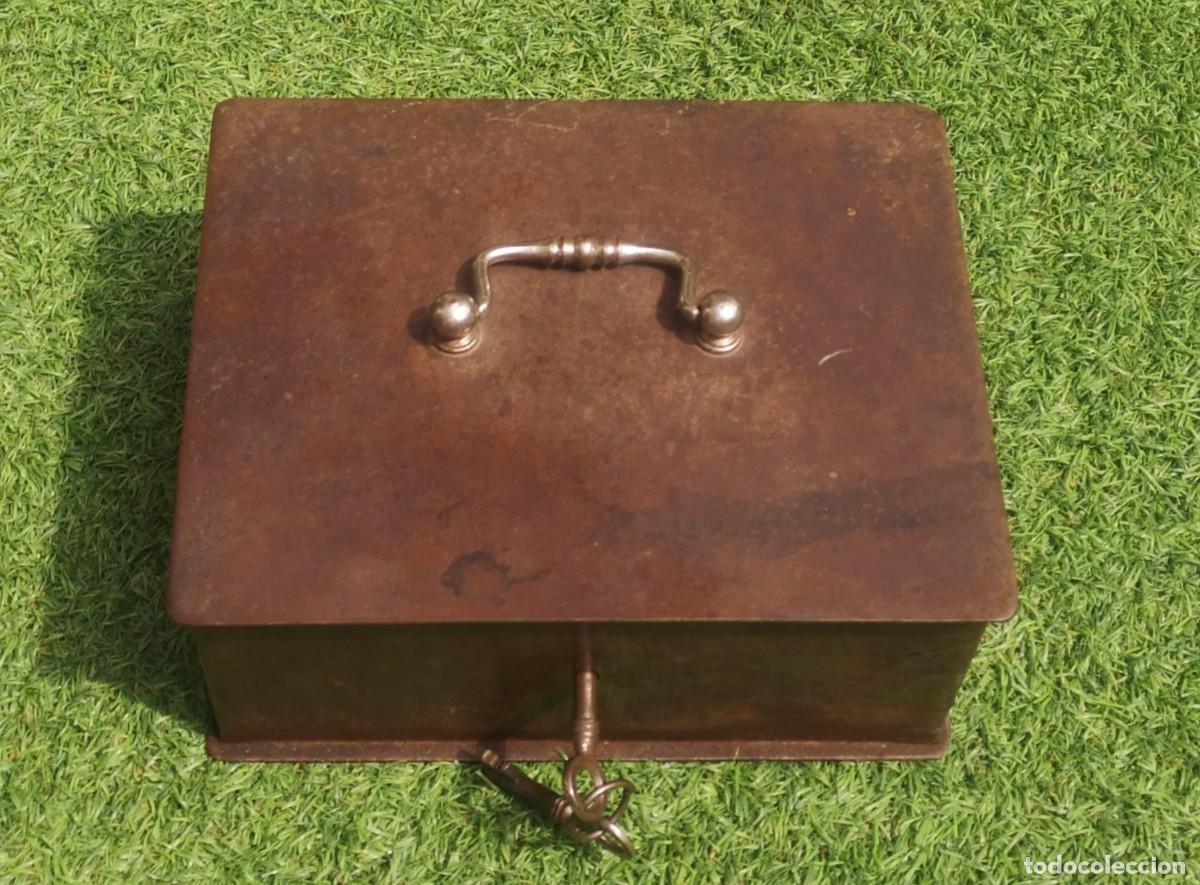 Antig&uuml;edades: Antigua caja de caudales - Foto 1