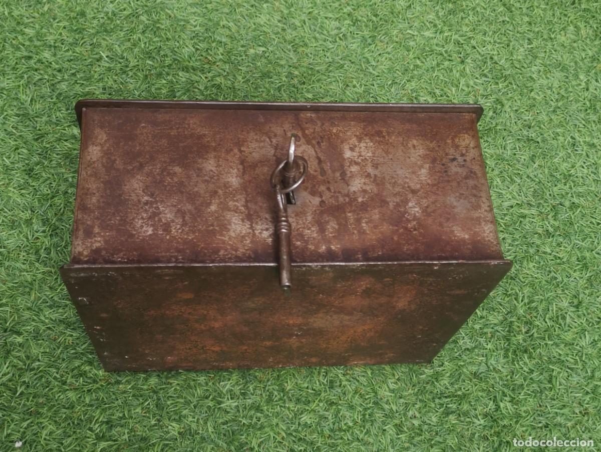 Antig&uuml;edades: Antigua caja de caudales - Foto 2