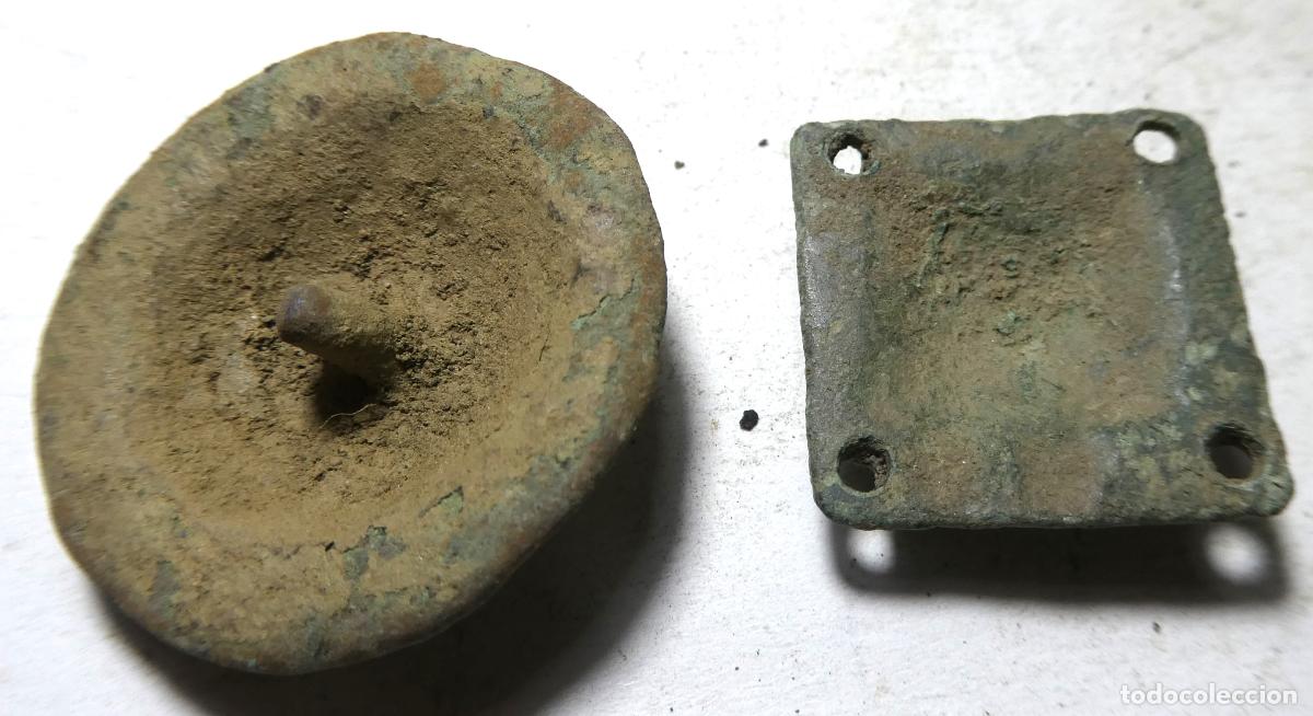 Antig&uuml;edades: 2 antiguos adornos de bronce - Foto 2