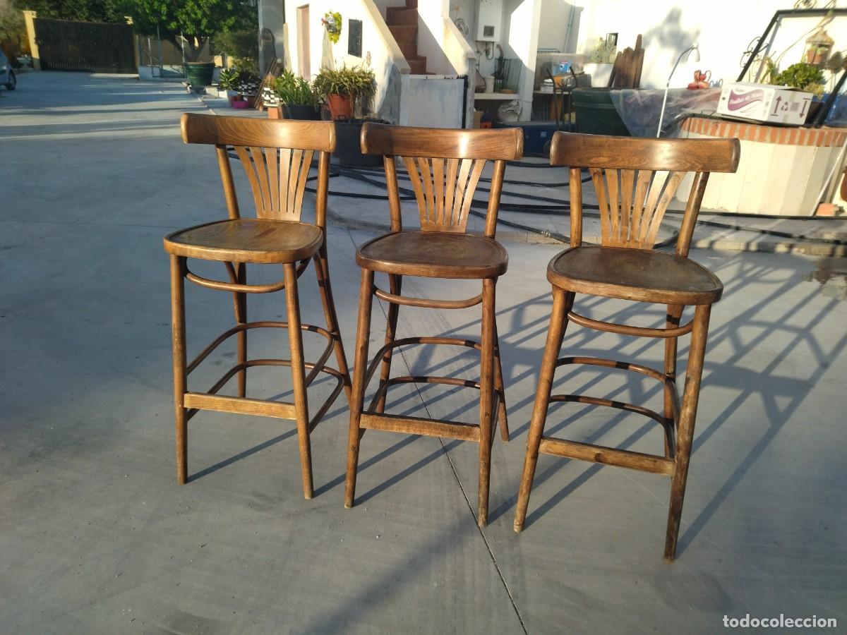 Antig&uuml;edades: Lote de 3 taburetes altos con respaldo Thonet - Foto 2